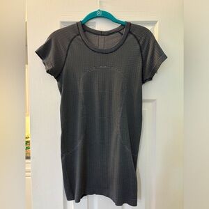 Lululemon swiftly t-shirt size 6 or 8